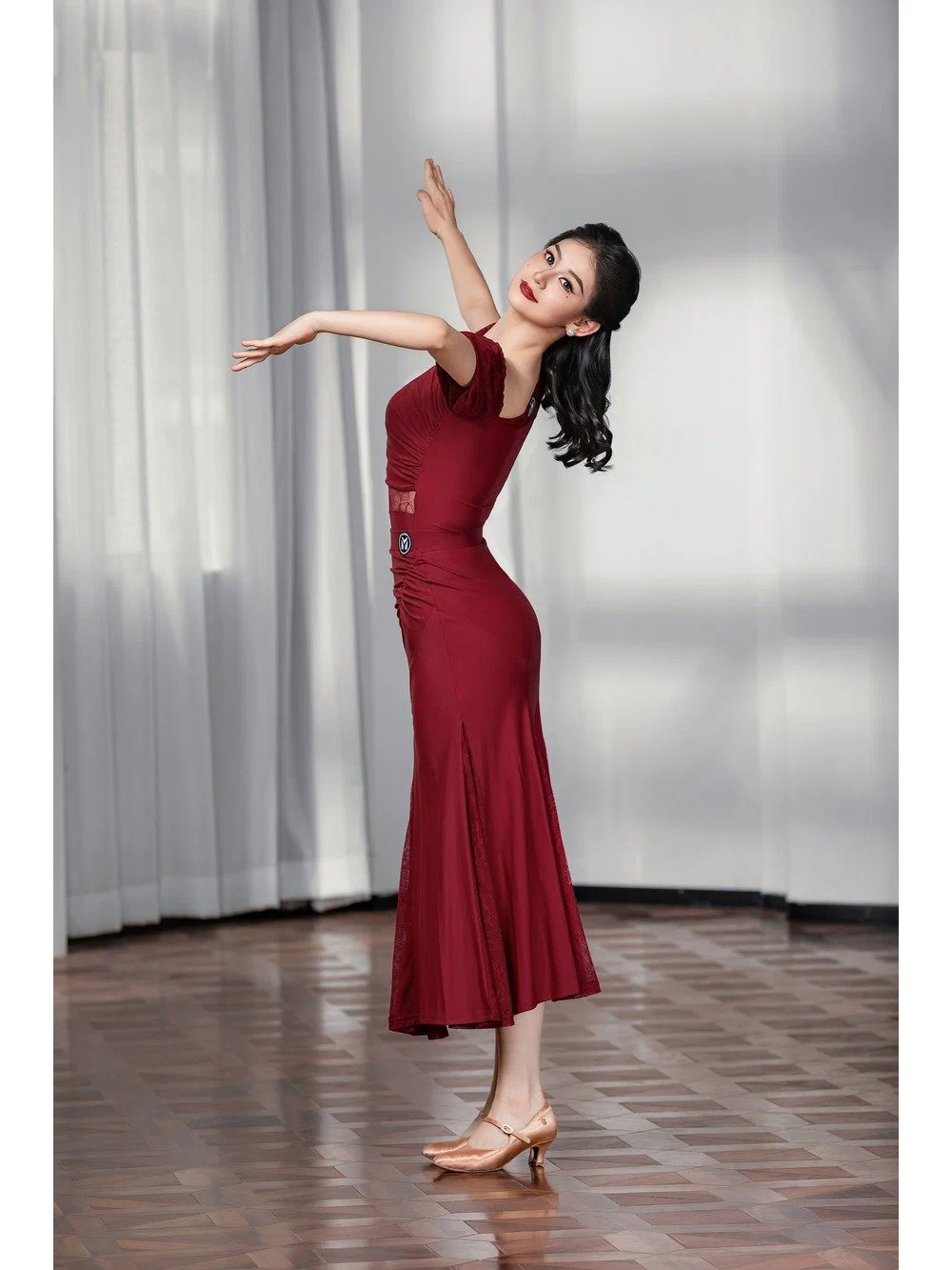 Women's Modern Dance Set Puff Sleeve Contrast Bodysuit with Lace Pleated Skirt