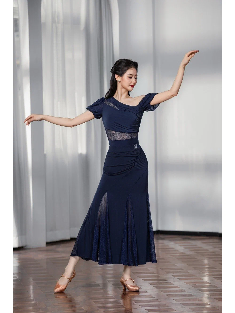 Women's Modern Dance Set Puff Sleeve Contrast Bodysuit with Lace Pleated Skirt